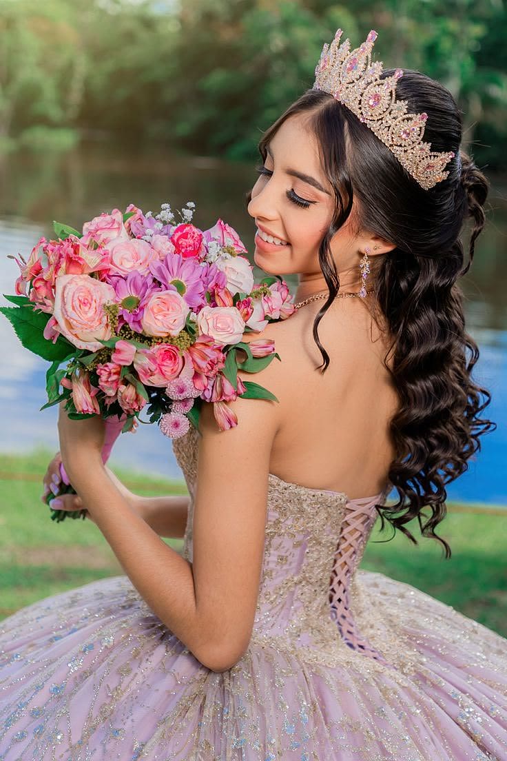 Jimena con tiara y ramo de rosas