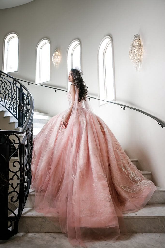 Jimena con su vestido rosa en una escalera