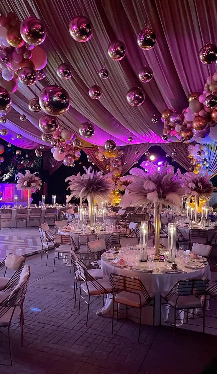 Salón decorado con esferas y mesas elegantes